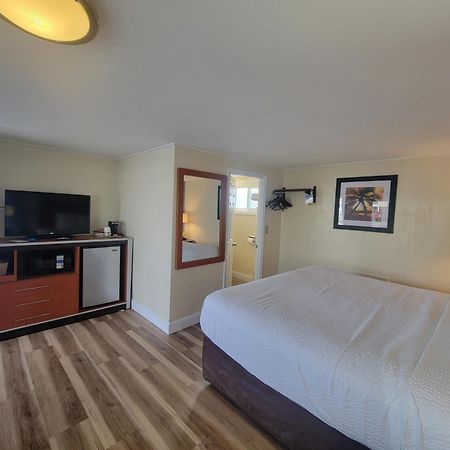 Days Inn By Wyndham - Cape Cod Уест Ярмут Екстериор снимка